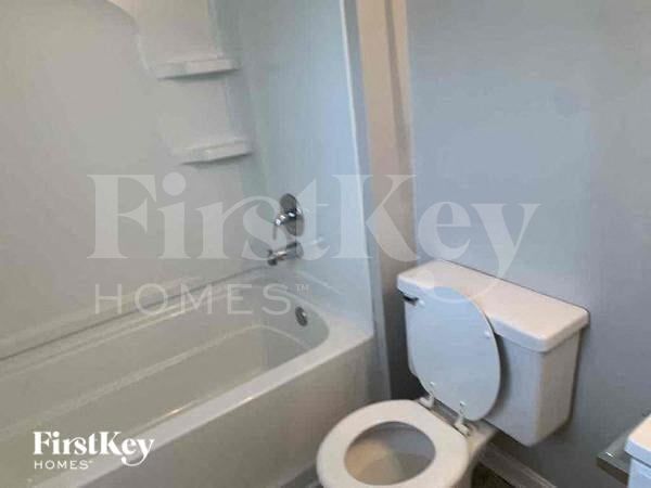 Building Photo - 5195 Suggs St