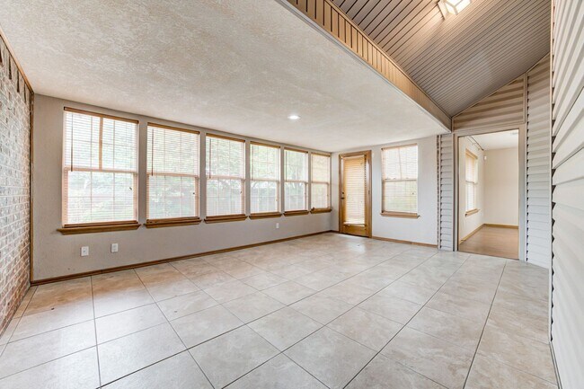 Building Photo - Beautiful 3-Bedroom / 2-Bathroom home in Yukon!