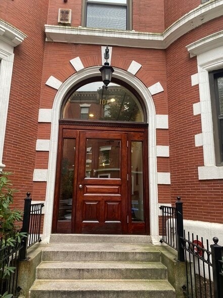 Building Photo - 102 Gainsborough St