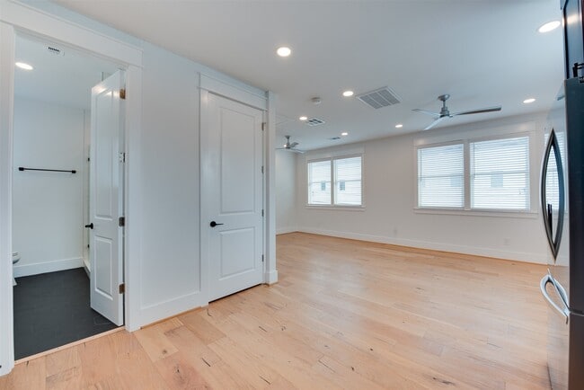 Building Photo - 425 W 21st St