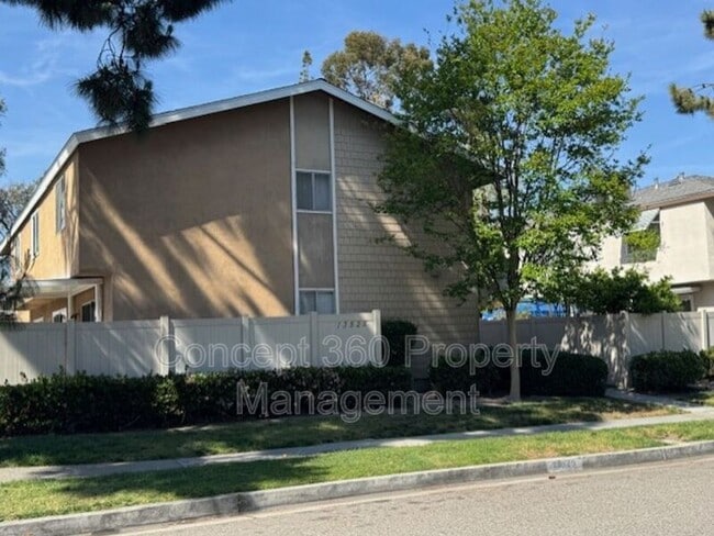 Building Photo - 13525 3/4-13524 Village Dr