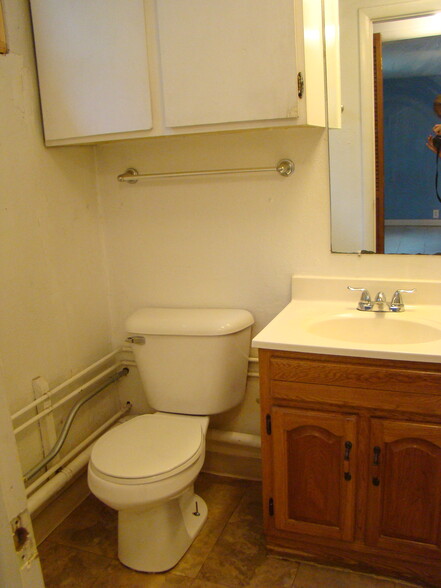 Bathroom - 636 S Loomis Ave