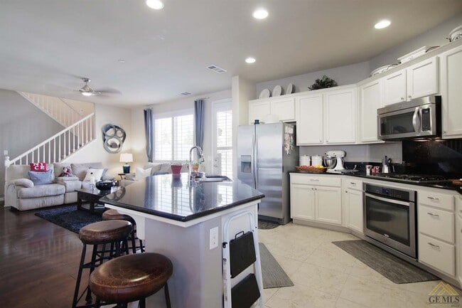 Building Photo - Gorgeous Home in a Gated Community with Pool!