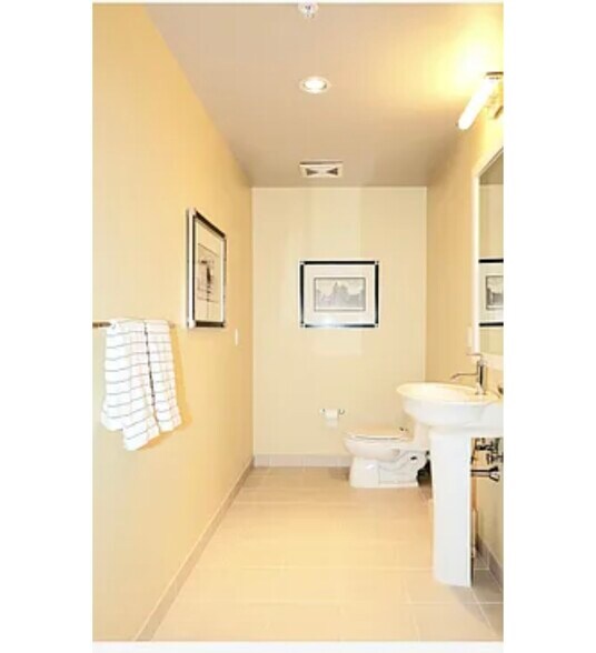 Building Photo - 1900 S River Dr