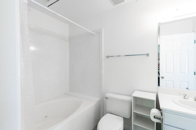 Building Photo - Serene 3 Bedroom, 2 Bathroom Home in Pine ...