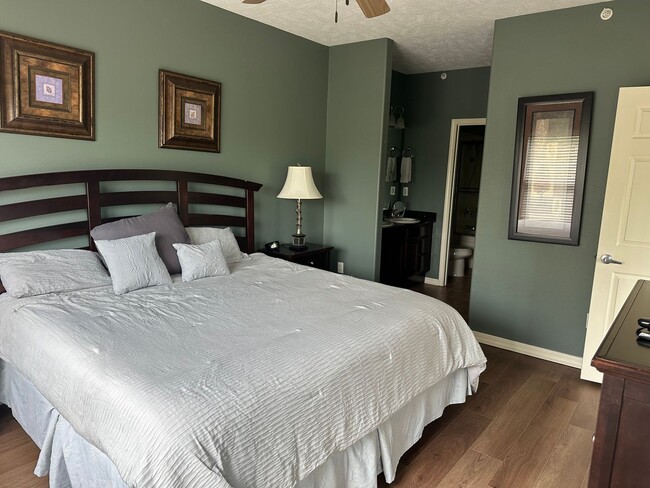Building Photo - Furnished 2 Bedroom 2 Bath Executive Apart...