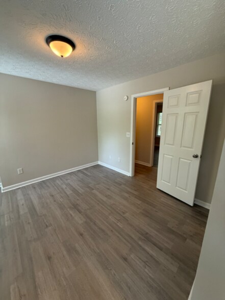 Building Photo - 347 Leafmore Rd SW