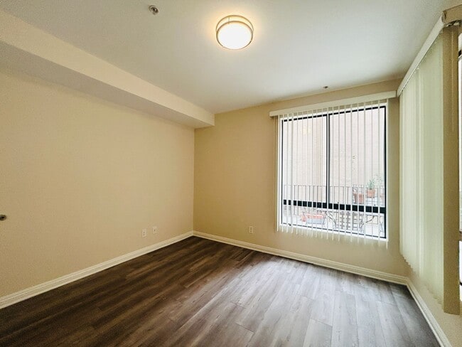 Building Photo - Barcelona Towers Condo Community In Koreatown Offering Spacious Two Bedroom