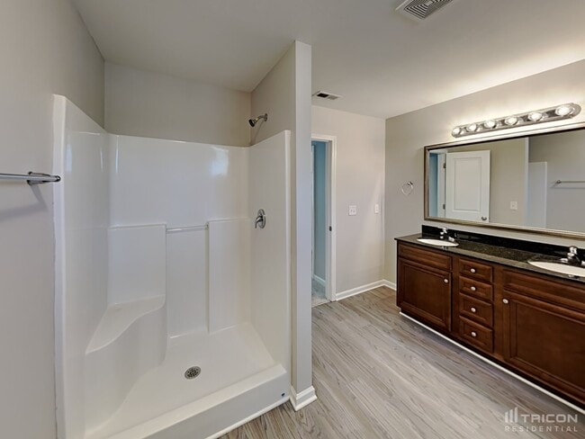 Building Photo - 453 Denman Loop