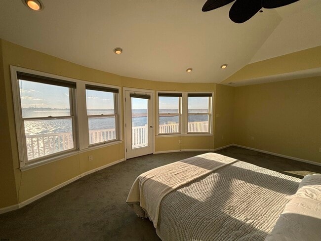 Building Photo - 802 N Harvard Ave