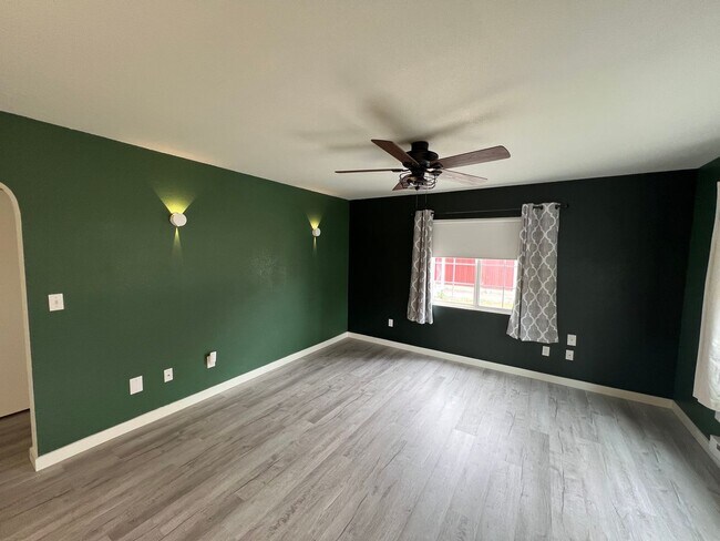 Building Photo - Cozy 2 Bedroom Home