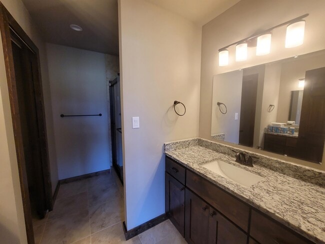 Building Photo - 401 Alpine Dr