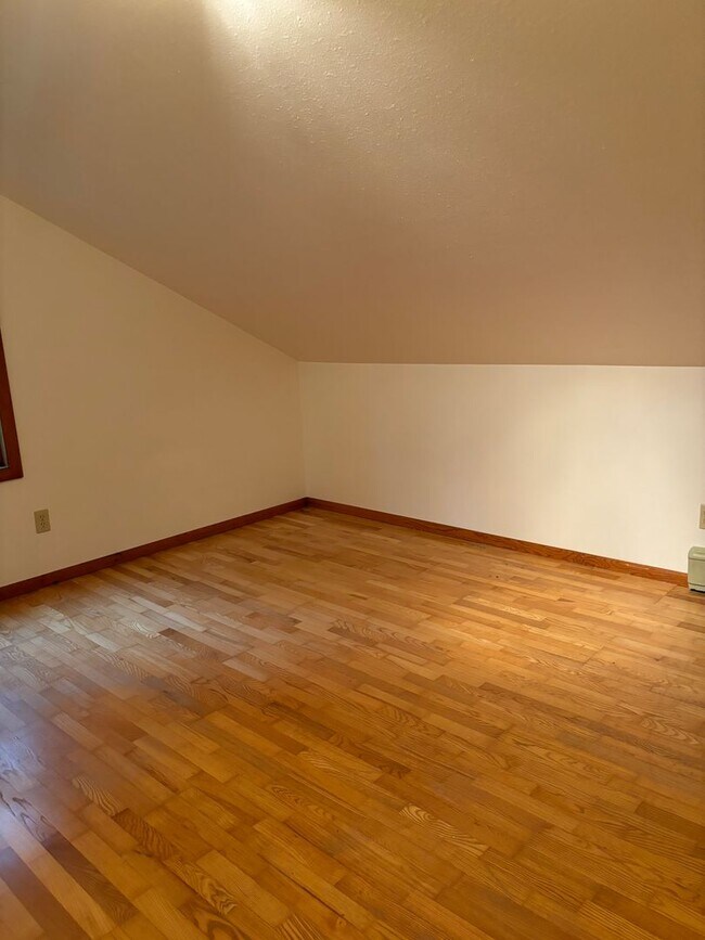 Building Photo - Available NOW Home in the Hills 3 Bed/1.25...