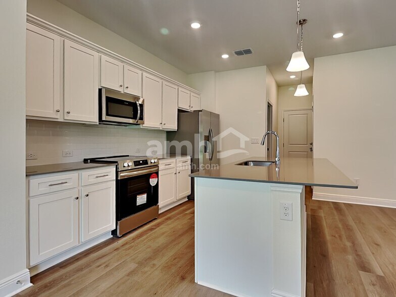 Building Photo - 27170 St Andrews Ave