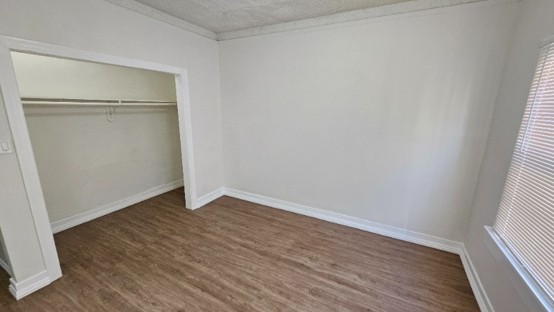 Building Photo - 1005 W 23rd St