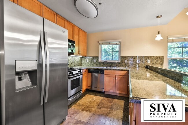 Building Photo - 808 Lenzen Ave