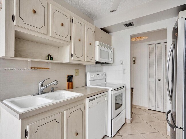 Building Photo - 1833 S Ocean Dr