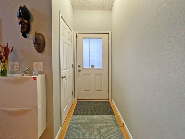 Building Photo - Spacious End Unit Townhome with Fireplace and Vaulted Ceilings is Pet Friendly!
