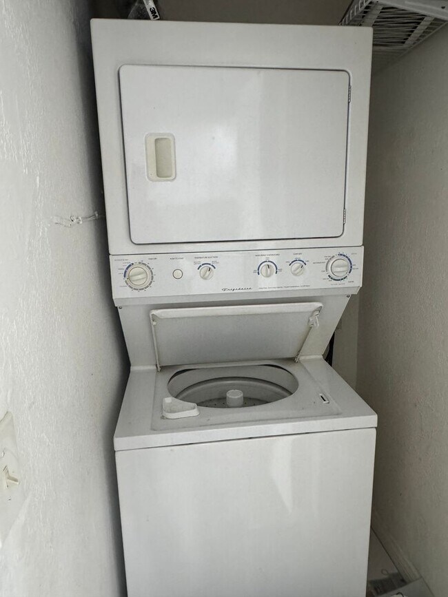 Building Photo - AVAILABLE 8/1/26 For Rent 2BD/2.5BA FULLY RENOVATED Unit- $2,400