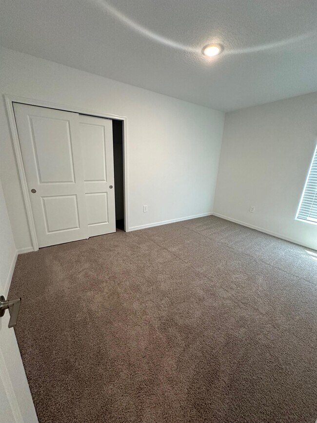 Building Photo - 255 Amber Way