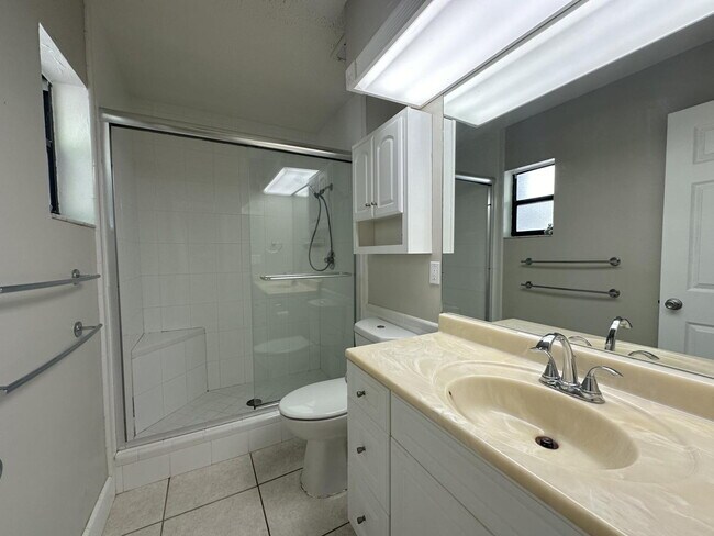 Building Photo - "Charming 2-Bed, 2-Bath Oasis in Vibrant T...