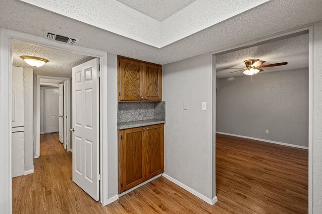 Building Photo - SPACIOUS UPDATED TOWNHOME - 1440SF