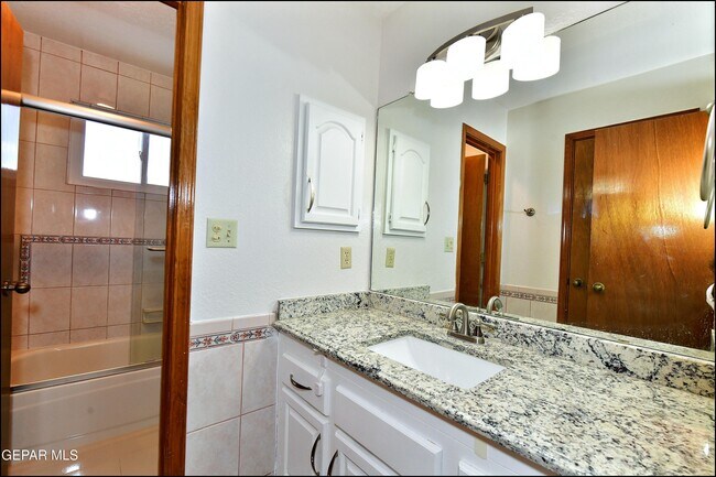 Building Photo - 529 Castlerock Ln