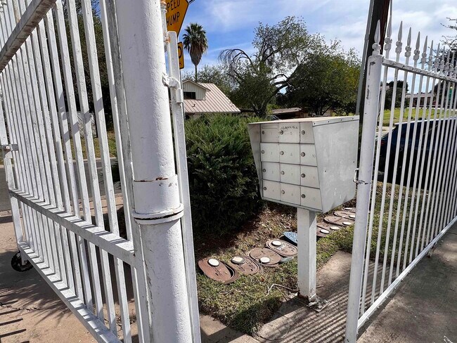 Building Photo - 104 Belaire Dr