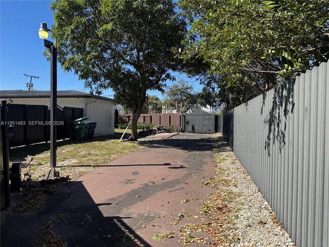 Building Photo - 10502 SW 77th Ct