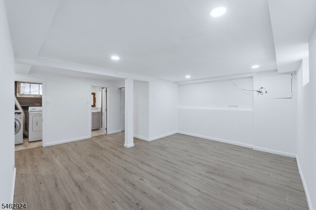 Building Photo - 635 Robinson Terrace