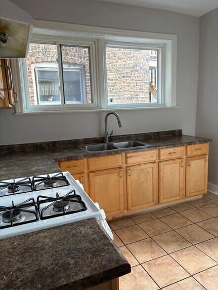 Building Photo - 7818 S Bennett Ave