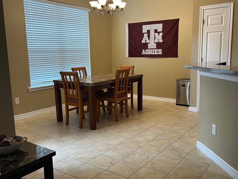 Large Dining Area - 1425 W Villa Maria Rd