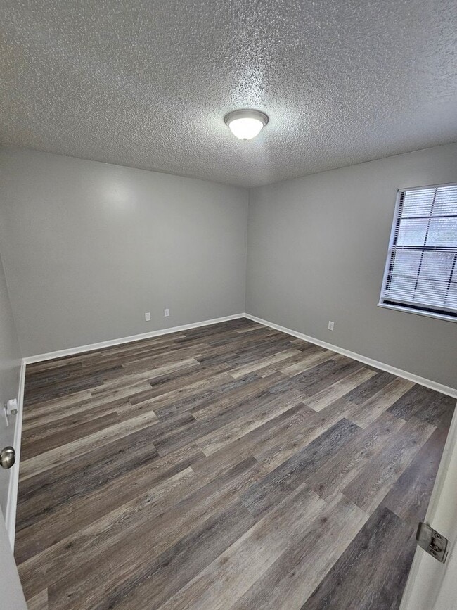 Building Photo - Renovated upstairs 1 Bedroom 1 Bath appartment available NOW!