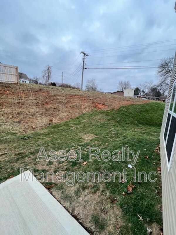 Building Photo - 305 Aspen Dr