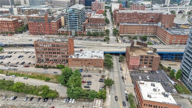 Building Photo - 1133 W 9th St