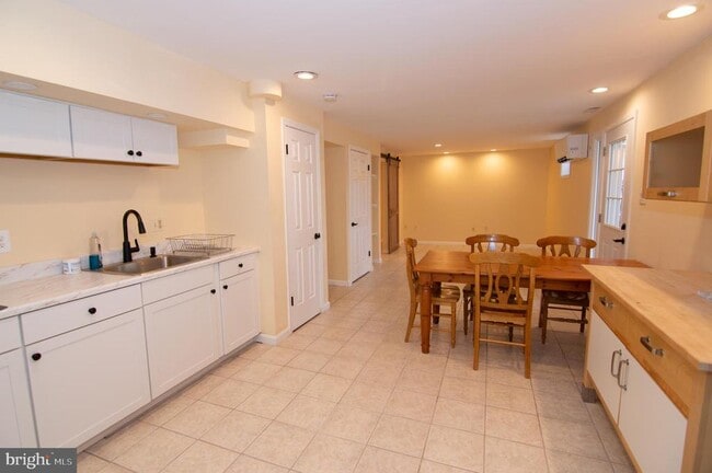 Building Photo - 404 Talahi Rd SE