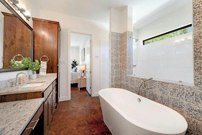 Building Photo - Spacious 4-Bed Oasis at this Canyon Lake Gem!
