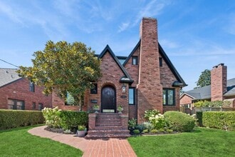 Building Photo - 5 bedroom in Seattle WA 98199