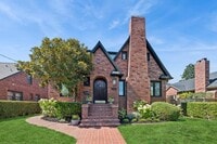 Building Photo - 5 bedroom in Seattle WA 98199