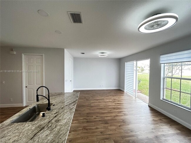 Building Photo - 9980 E Villa Cir