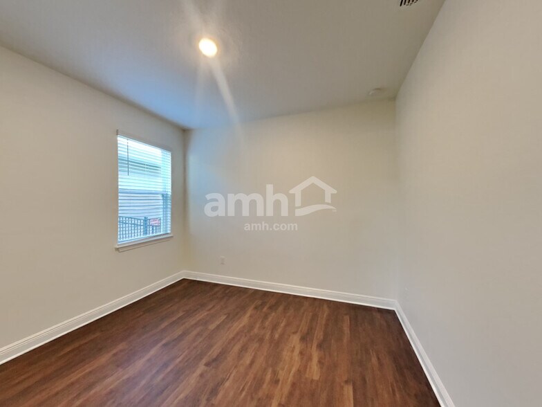 Building Photo - 27478 St Andrews Ave