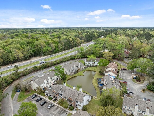 Building Photo - Modern Comfort & Convenience in Regents Green Townhome