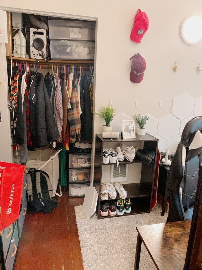 Building Photo - PRELEASE: 7 bdrm/2 bath in the York Neighborhood!