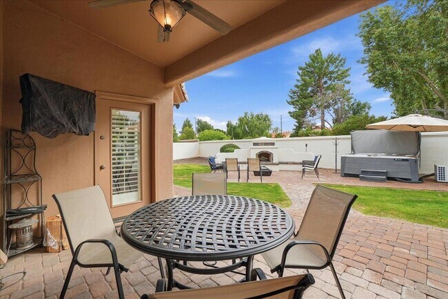 Building Photo - 1909 E Coral Tree Dr