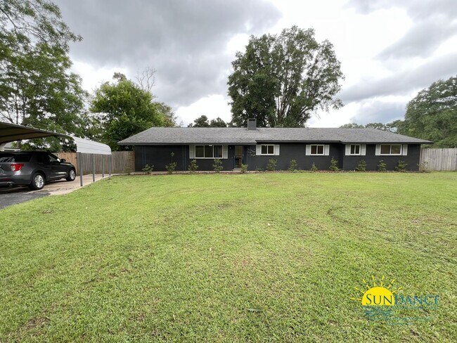 Beautifully Updated 5 Bedroom Ranch - Beautifully Updated 5 Bedroom Ranch Style Crestview Fl Primary Photo 