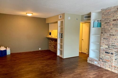 Building Photo - 1617 Fountain View Dr