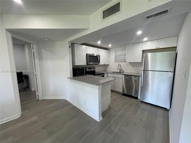 Building Photo - 8290 Lake Dr