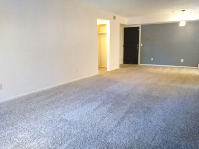 Building Photo - Awesome 2 Bedroom 2 Bath Condo w/ Garage P...