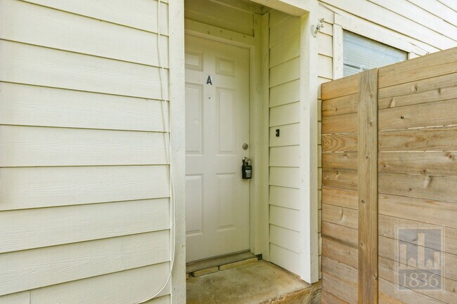 Building Photo - 13305 Waverly Ct