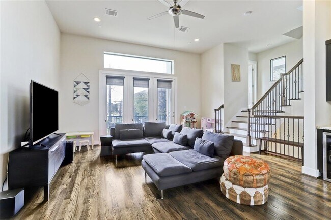 Building Photo - 4106 Marina St